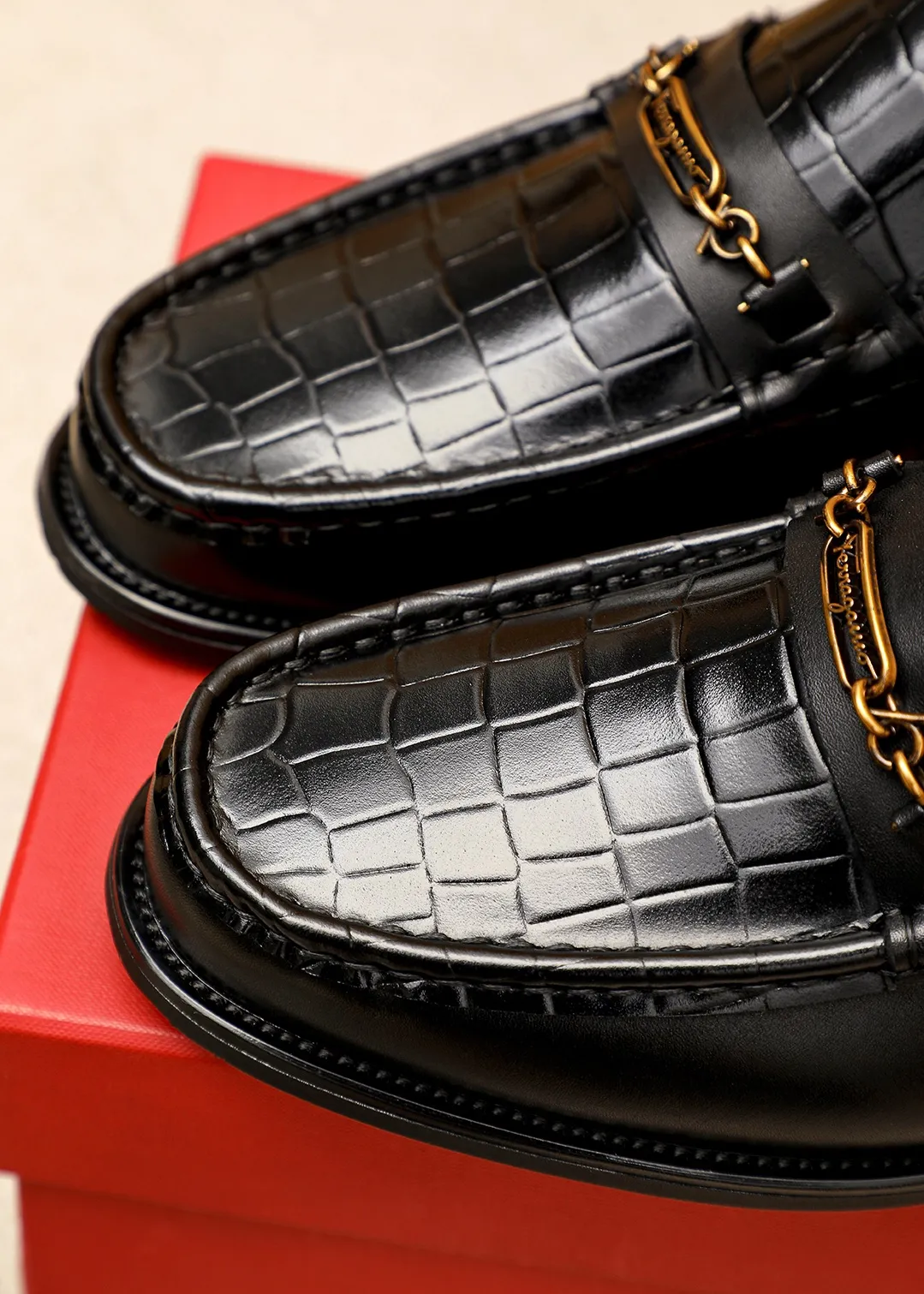 Men's shoes 💰442 💐 Product trademark: Ferragamo "Ferragamo" casual leather shoes Regular size: 38-44 (45.46🉑️customized) Product materials: Selected imported first-layer calfskin embossed upper + classic hardware buckle, imported water-dyed cow leather lining. Strong three-dimensional visual effect, combined outsole Color: 1⃣️color optional